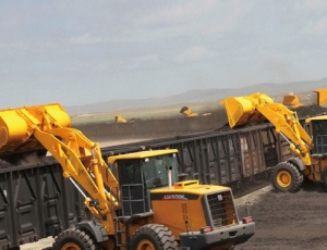 裝載機(jī)在內(nèi)蒙古露天煤礦施工