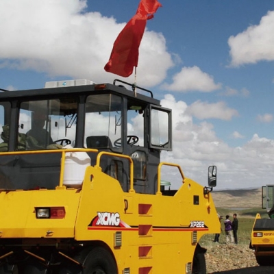 壓路機在廣東高速公路上施工