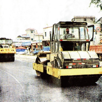 壓路機修復(fù)震區(qū)公路立功勞