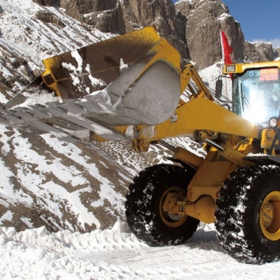 裝載機在西藏雪山上施工